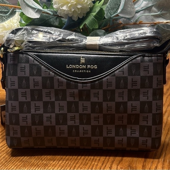 London Fog Addison Tower Signature
Print Crossbody NWT - Picture 3 of 5